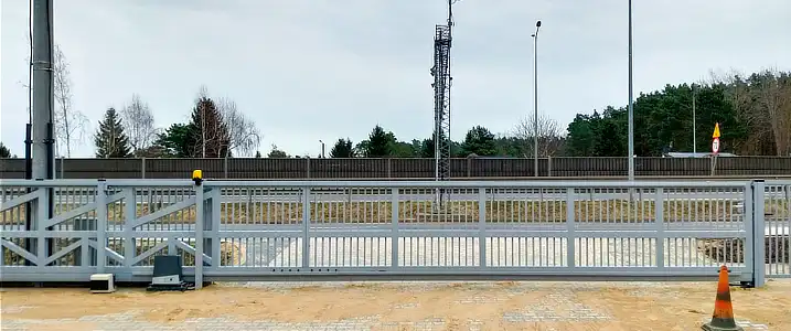 Alfen, siłownik roger zintegrowany ze słupkiem, ogrodzenie, aluminiowe