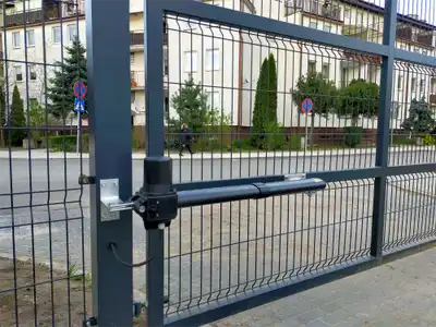Alfen, siłownik roger zintegrowany ze słupkiem, ogrodzenie, aluminiowe