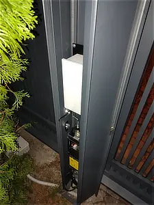 Alfen, siłownik roger zintegrowany ze słupkiem, ogrodzenie, aluminiowe